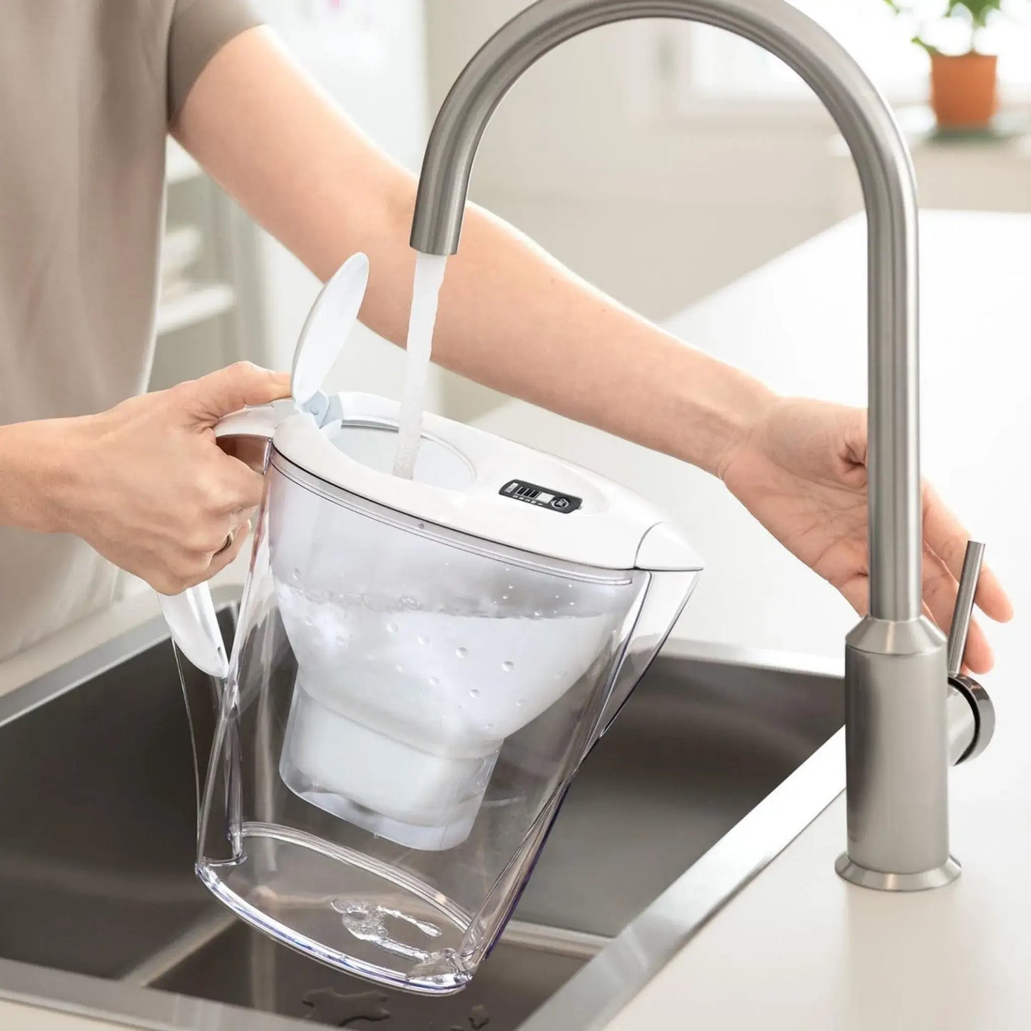 Påfyllning av Brita vattenfilterkanna med vattenfilter direkt från kökskran.
